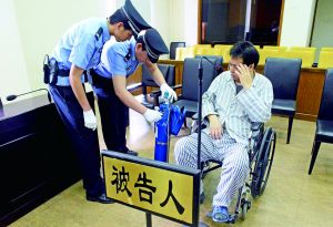 被告人李萬勇因病吸氧受審。首席攝影記者 吳寧/攝