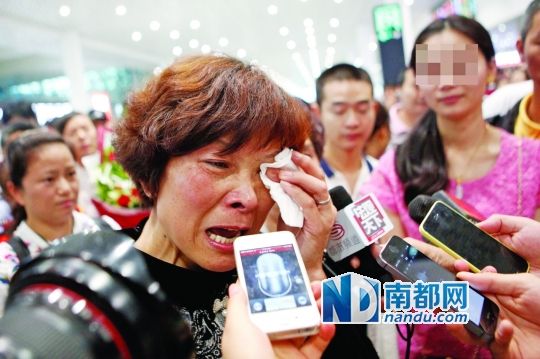 昨日，被拐25年的翁女士(粉紅色衣服者)與生母在深圳機(jī)場見面。