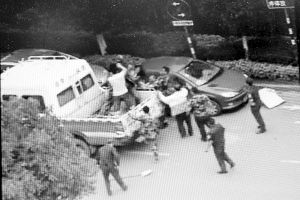 沖突現(xiàn)場，協(xié)管員揮拳打向女商販 視頻截圖