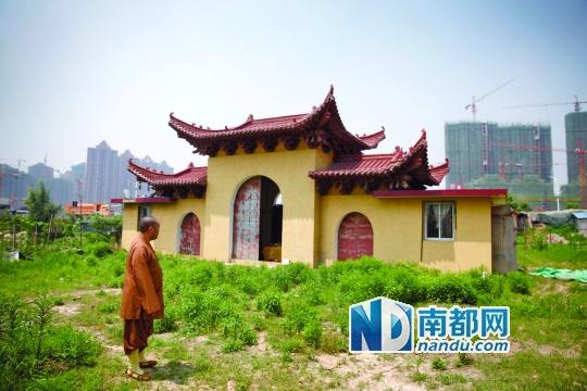 十里古寺2008年被拆,現(xiàn)在只剩下一個廟門。南都記者 陳志剛 攝