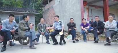 四川一鎮(zhèn)派出所僅兩人駐守 一天工作16小時(shí)(圖) 四川一鎮(zhèn)派出所僅兩人駐守 一天工作16小時(shí)(圖)