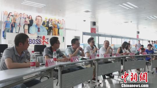 　招聘會現(xiàn)場，用人單位老板一字排開，與求職者面對面交流　李超慶　攝