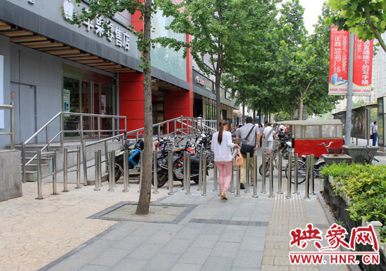 圖中道路左側(cè)的無障礙通道被鋼管隔離,右側(cè)的盲道也被侵占。