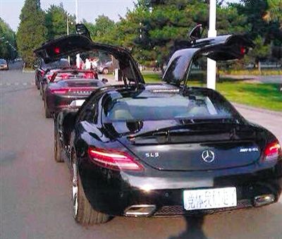 近日，一組“北體大畢業(yè)典禮豪車(chē)云集堪比車(chē)展”組圖在網(wǎng)絡(luò)爆紅。網(wǎng)絡(luò)截圖