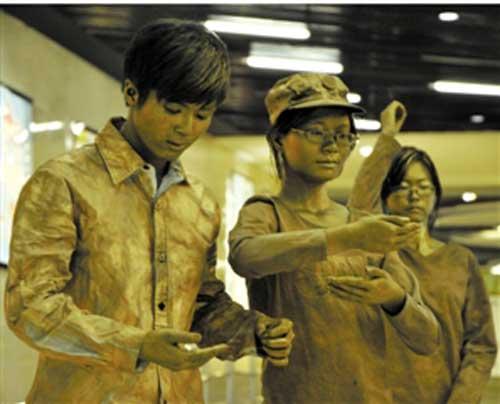 地鐵站上演“銅人秀” 原是大學生行為藝術(圖) 地鐵站上演“銅人秀” 原是大學生行為藝術(圖)