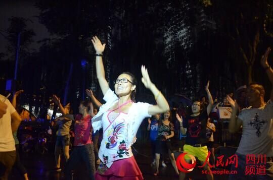 成都大媽暴雨中上演“小蘋(píng)果”快閃