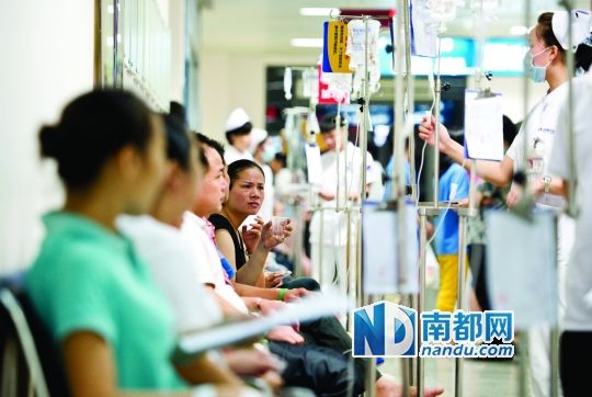 醫(yī)院走道坐滿了打吊針的員工。