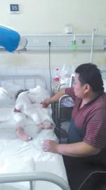 伏登順與女兒在一起。