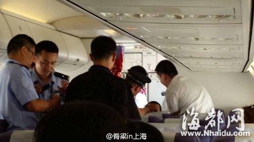 福建機(jī)場(chǎng)航班臨起飛 疑似精神病男子被抬下飛機(jī) 福建機(jī)場(chǎng)航班臨起飛 疑似精神病男子被抬下飛機(jī)