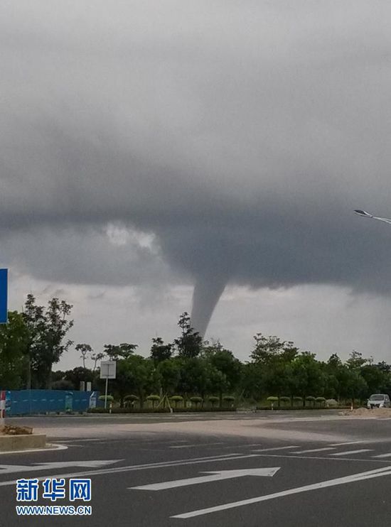 珠海機(jī)場附近海域現(xiàn)“龍吸水”奇觀(圖)