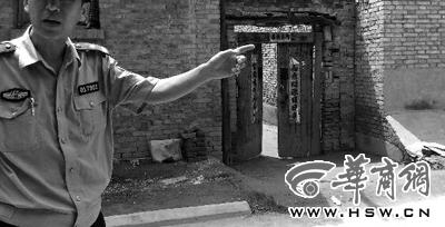 昨日，西安市閻良區(qū)譚家村，警方在孫某家調查 記者 黃利健 攝