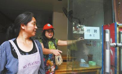 8月14日，市民志愿者體驗(yàn)城管執(zhí)法招呼商家不要亂張貼。