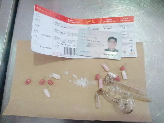 男子膠囊藏毒心虛 機(jī)場(chǎng)過安檢渾身抖動(dòng) 男子膠囊藏毒心虛 機(jī)場(chǎng)過安檢渾身抖動(dòng)