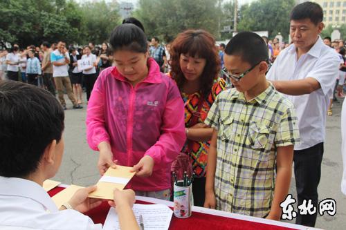 哈爾濱中小學抽簽定老師 攝像機跟拍家長手抖 哈爾濱中小學抽簽定老師 攝像機跟拍家長手抖