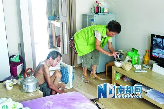 居民徐阿姨去看望何譚送老人，并送去熱湯