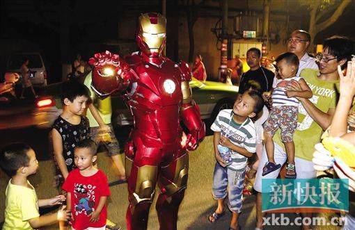 歷時(shí)半年做出盔甲 超級奶爸變身“鋼鐵俠” 歷時(shí)半年做出盔甲 超級奶爸變身“鋼鐵俠”
