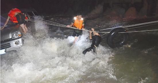 浙江司機為抄近道回家被沖下大壩 險送5條命 浙江司機為抄近道回家被沖下大壩 險送5條命