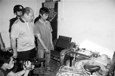 今年8月，我國內(nèi)地發(fā)生多起單身女性乘坐“黑車”后慘遭車主殺害的案件，被網(wǎng)友稱為“黑色8月”。