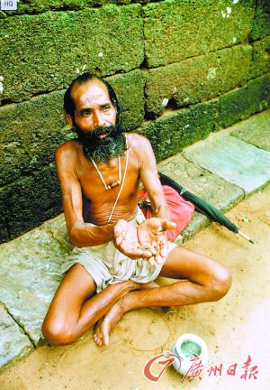 在街旁乞討的乞丐。