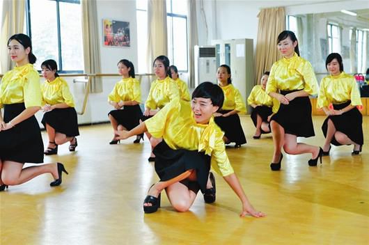 圖文:大學(xué)淑女班的別樣“軍訓(xùn)” 圖文:大學(xué)淑女班的別樣“軍訓(xùn)”