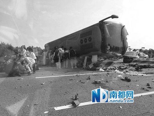 現(xiàn)場(chǎng)大客車(chē)側(cè)翻，玻璃碎落一地，車(chē)身卡在路邊水泥護(hù)欄上。 目擊者供圖