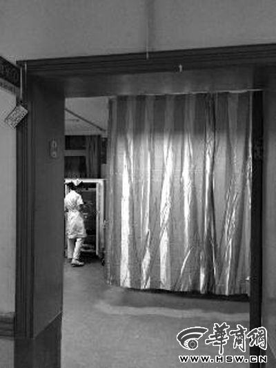 昨晚9時許，急診室簾后，6歲的小女孩靜靜地躺著 記者 卿榮波 攝