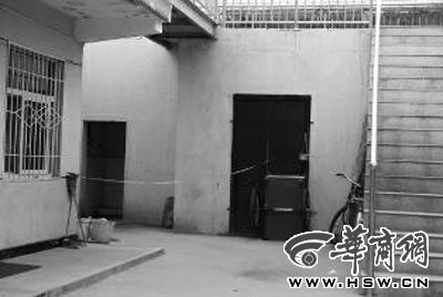 昨日下午，延長(zhǎng)縣第二幼兒園的廁所前已拉起警戒線