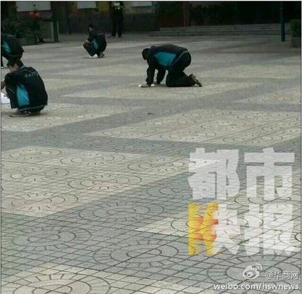 西安一初中老師罰學(xué)生蹲在操場寫作業(yè)(圖)