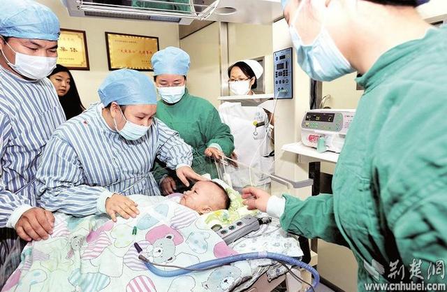 圖為：成功進行心臟移植手術后，小患者平安度過術后危險期，14日轉入普通隔離病房 （攝影 魏錸）