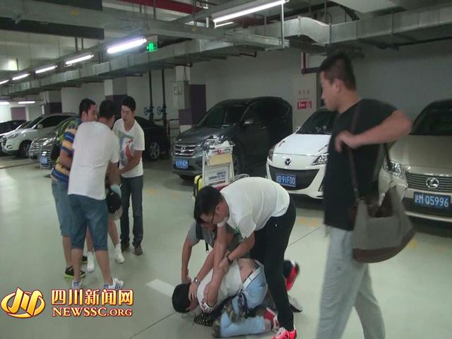 辦案人員在機(jī)場停車場抓獲胡某及其女友（警方視頻截圖）。