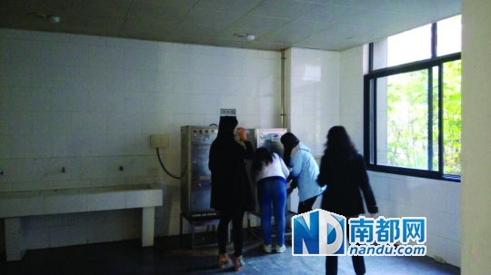 距接熱水的茶房約20米。 南都記者 張少杰 攝