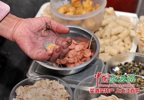 南昌一奶奶擺攤20年未漲價(jià) 日賺30元稱(chēng)很滿足