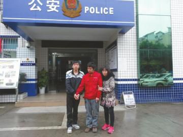 王江中和弟弟、大姑離開東南派出所前的合影。張文敏攝