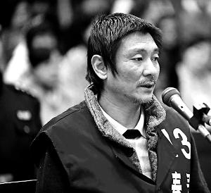 庭審時，鄭東稱自己想隨女兒一起去，請求法院判他死刑立即執(zhí)行