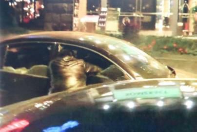 一警察試圖讓汽車停下。