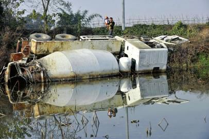 12月23日，側(cè)翻在荷塘的罐車。