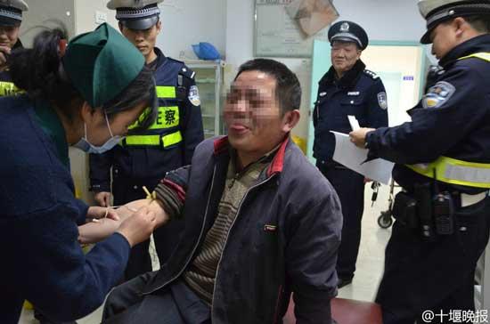 酒駕男被查爆雷人話語:心中有佛不會出車禍(圖) 酒駕男被查爆雷人話語:心中有佛不會出車禍(圖)