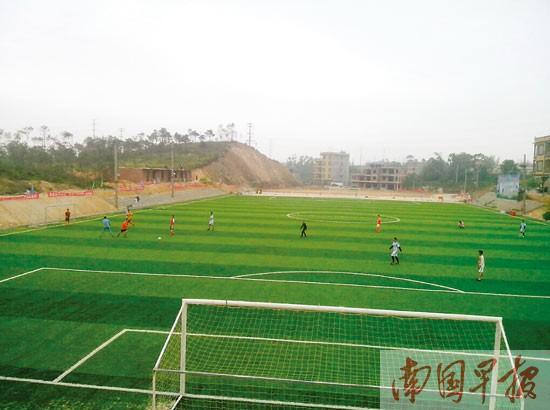 土豪自費(fèi)400萬(wàn)村里建體育場(chǎng) 免費(fèi)向村民開放