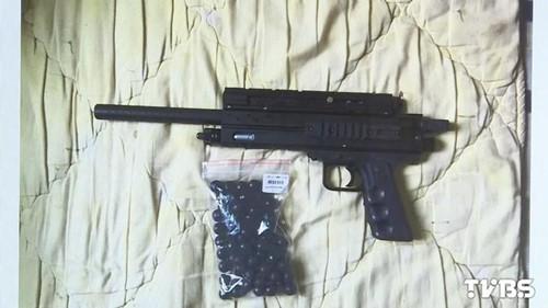 林姓男子使用的瓦斯鎮(zhèn)暴槍。圖自TVBS網(wǎng)站