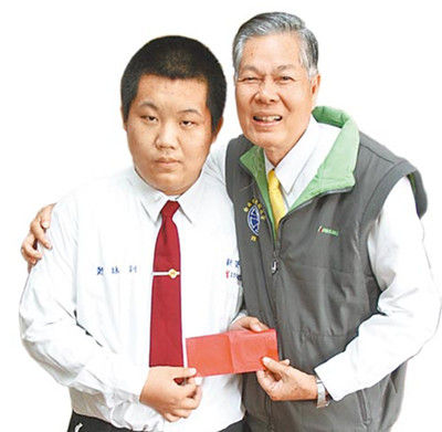 校長(zhǎng)稱贊鄭詠釧（左）處變不驚，頒發(fā)2000元臺(tái)幣紅包“壓驚”，并記一大功。