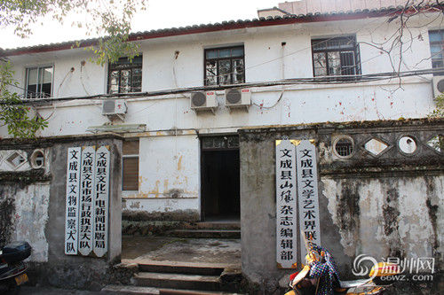文成縣府大院除了主樓外，其他的基本為磚木結(jié)構(gòu)的兩層小樓