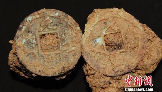 巖橋村廟山地區(qū)出土銅錢(qián)?！⊥]文管辦　攝