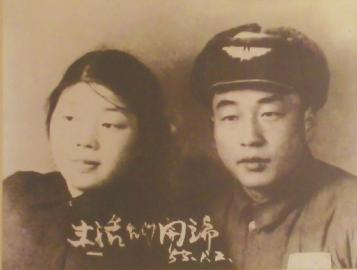 當年的結婚照老人還保留得很好。