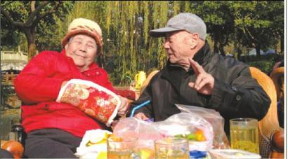 結婚60年，梁玉芹婆婆和王再功爺爺恩愛如初。