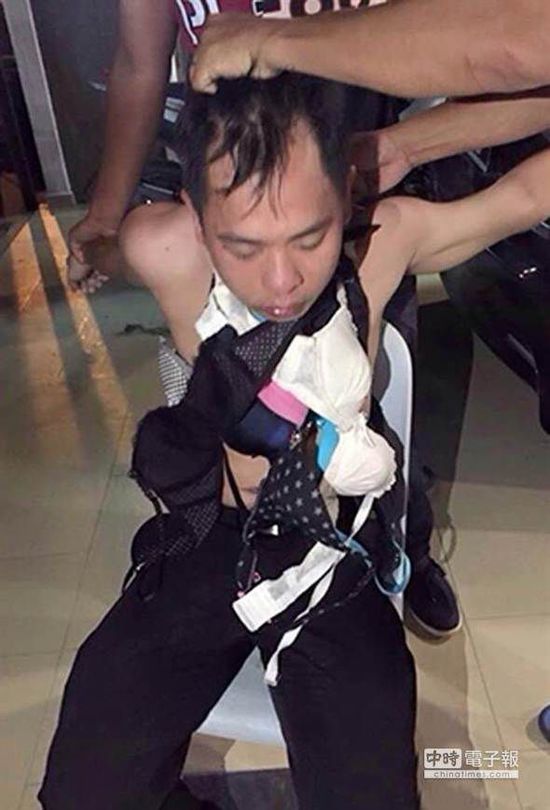 新加坡一名內衣賊，被迫穿上女性內衣游街示眾。