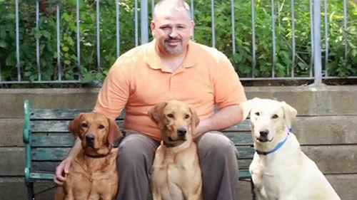 圖為吉姆和他的專業(yè)臭蟲探測犬在一起。