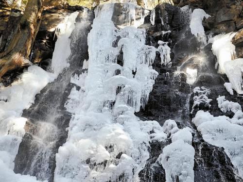 富士河口湖畔的瀑布結(jié)冰，成了一道“冰瀑”。
