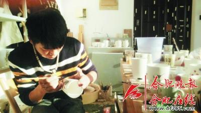 作畫(huà)的小伙