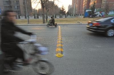 居民在公路上私裝減速帶 曾申請(qǐng)裝紅綠燈未果 居民在公路上私裝減速帶 曾申請(qǐng)裝紅綠燈未果