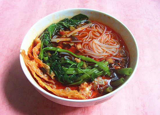 女子受不了情侶恩愛朝對(duì)方潑粉